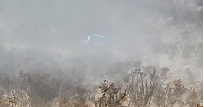 Dumanlı havada idarəetmədən çıxan “Qazel” dərəyə yuvarlandı VİDEO