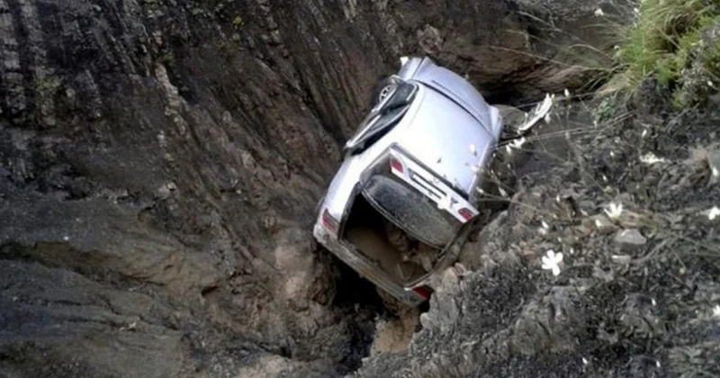 Lerikdə yol kənarında dayanan maşın dərəyə aşdı Sürücü öldü