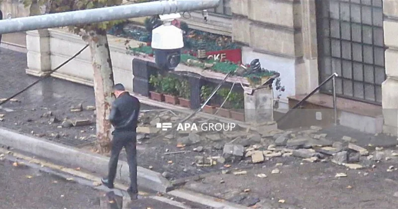 В центре Баку балкон жилого здания обвалился на женщину ВИДЕО