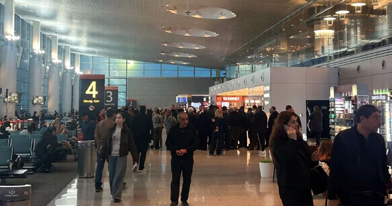 İrəvan aeroportunda 16 saatlıq gecikmə 150 dən çox rusiyalı turist ac və susuz qalıb