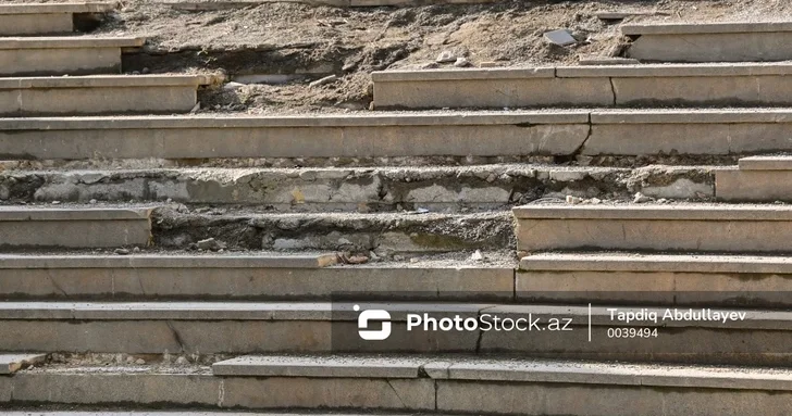 В Баку от подпорной стены откололись камни