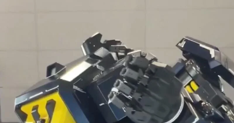 В Японии презентовали нового большого робота ВИДЕО