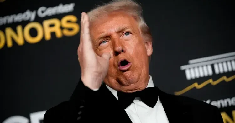 Trampın qızı mini libasda FOTO