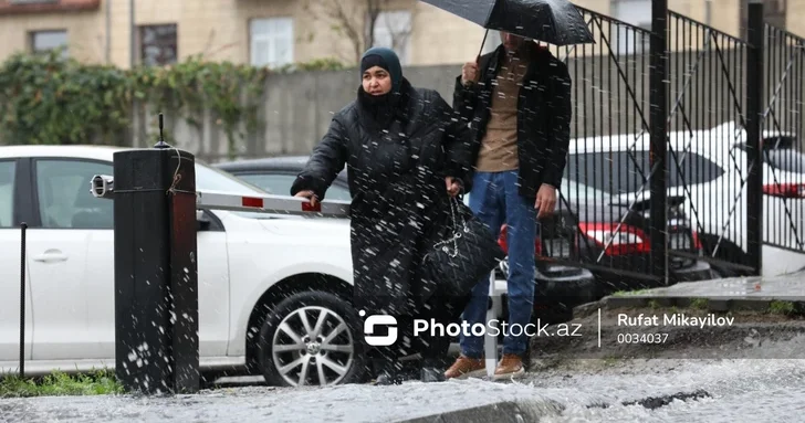 Проливные дожди вызвали подтопления в Баку: пострадал участок у станции Иншаатчылар