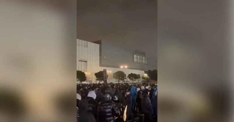 Yağışa baxmayaraq, stadionda anşlaq yaşanır Video