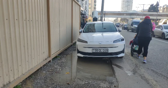 Səkidə maşın saxlayan sürücüyə görə qadın uşaq arabası ilə avtobus zolağına çıxır FOTO