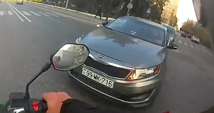 Yolayrıcına necə gəldi girən sürücü az qala motosikletlə toqquşacaqdı VİDEO