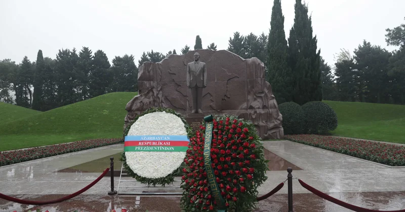 BDU kollektivi Fəxri xiyabanda Ümummilli Lider Heydər Əliyevin məzarını ziyarət edib