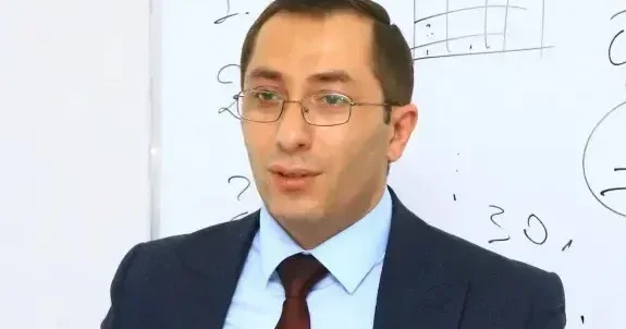 Dərsliklərdə gözü yormayan, sarı tonlu kağızlardan istifadə edilməlidir Ekspertdən TƏKLİF