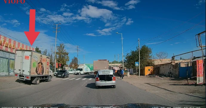 İki qayda pozuntusuna yol verən sürücünün hərəkətləri kameraya düşdü VİDEO