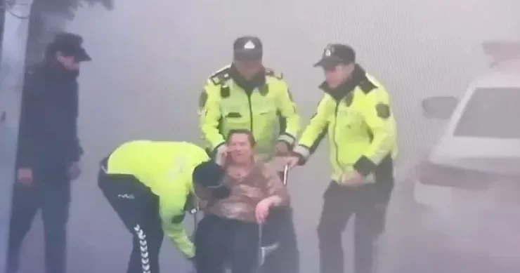 Bakıda ŞOK ANLAR: çarəsiz qadın yanğından belə xilas edildi VİDEO