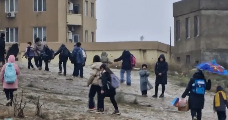 Грязь и глубокие колеи: в Абшеронском районе путь к школе стал испытанием для учеников и родителей