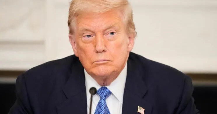 Трампа во время пресс подхода ударили дверью туалета на борту самолета