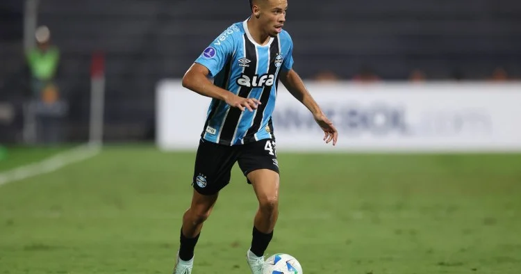 Braziliyalı hücumçu Premyer Liqa klubuna keçir