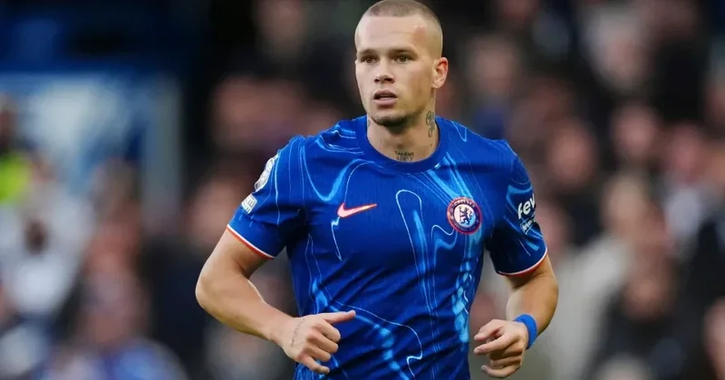 Məhkəmə qərar verdi: “Çelsi”nin futbolçusu Mixaylo Mudrik küçə süpürəcək VİDEO