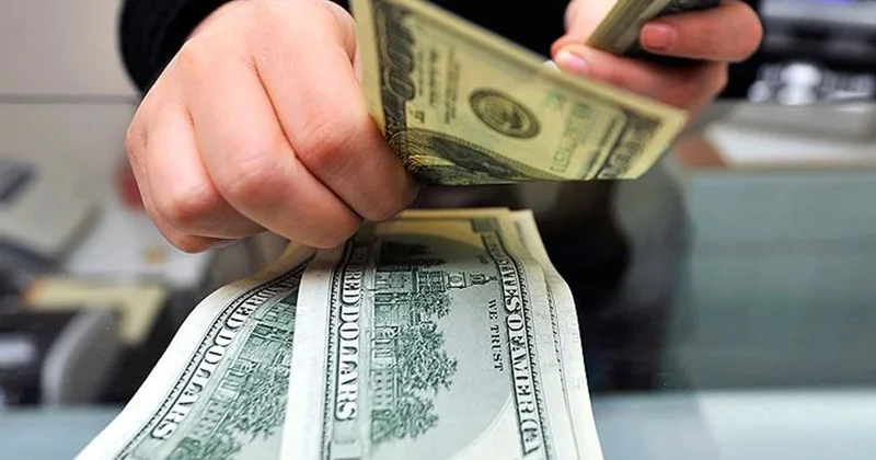 Azərbaycanda insanların satdığı dollar aldıqlarından çox olub