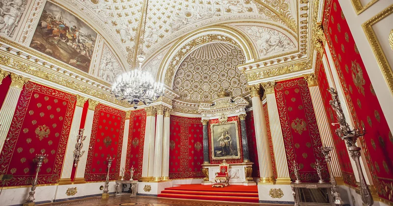 Не музейный экспонат, а место для ног: скандал в зале Эрмитажа