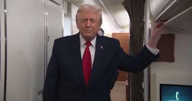 Трамп во время пресс конференции получил удар дверью туалета Minval Politika