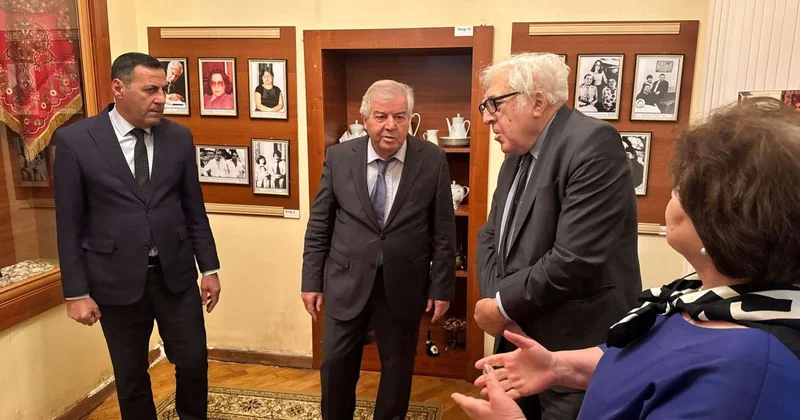 Anar dostlarını Rəsul Rzanın evinə apardı FOTO