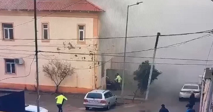Отважное спасение: сотрудники полиции вытащили беспомощную женщину из горящей квартиры в Баку