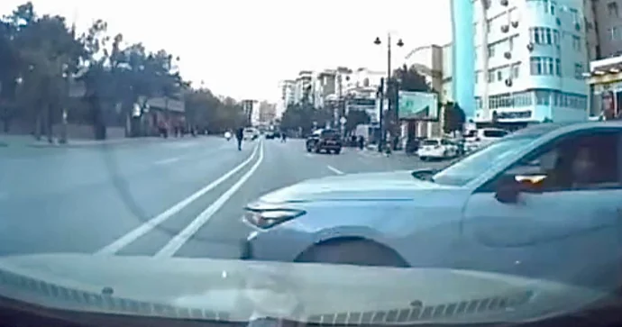 Bakıda icarəyə götürdüyü maşınla kobud qayda pozan sürücü qəza törətdi ANBAAN VİDEO