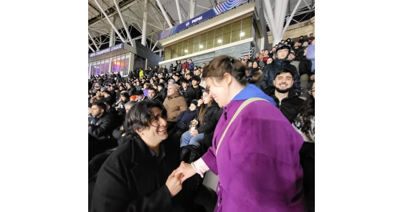 Qarabağ ın oyunu zamanı stadionda evlilik təklifi VİDEO