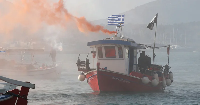 Yunanıstanda fermerlər və balıqçılar Volos limanını bağladılar