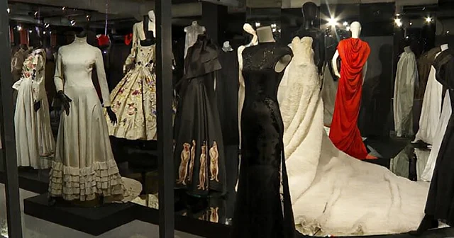 Ermitajda Sankt Peterburq modasına həsr olunmuş sərgi açılıb...