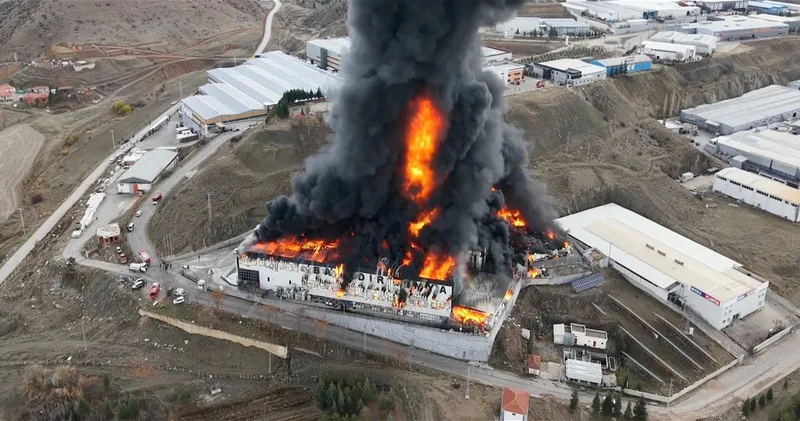 Сильный пожар на заводе в Турции