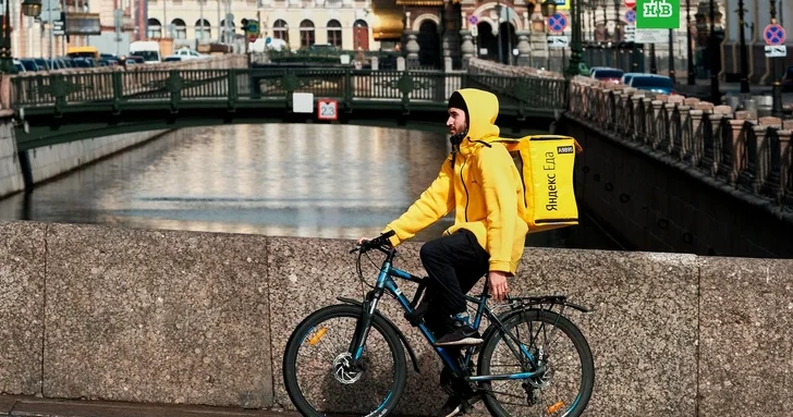 В Петербурге мигрантам на год запретили работать в такси и курьерами