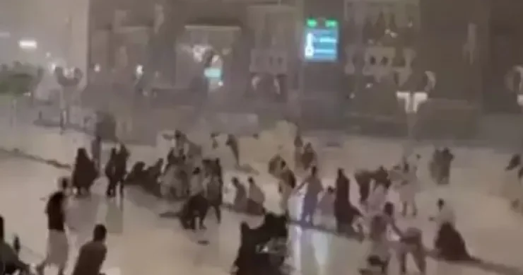 Ərəbistanda külək insanları belə uçurdu VİDEO