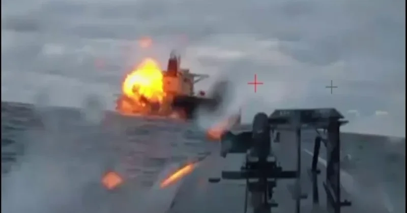 Украинские силы ударили по еще одному танкеру теневого флота РФ в Черном море ВИДЕО