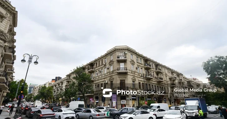 В центре Баку обрушилась часть балкона жилого дома