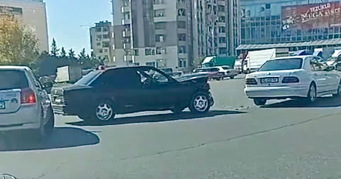 Ukrayna dairəsində qayda pozan sürücü “Mercedes”i vurdu VİDEO