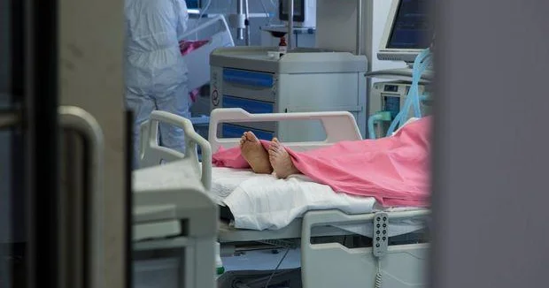 Yeni virus ölkəni alt üst etdi Xəstələr dəhlizdə yatır FOTO