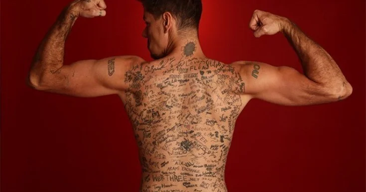 Məşhurların imzasını döymə etdirdi, rekord qırdı