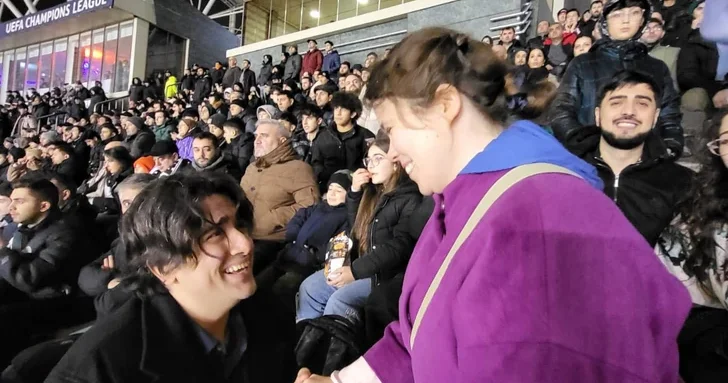 На матче Карабах Аякс болельщик сделал предложение своей избраннице