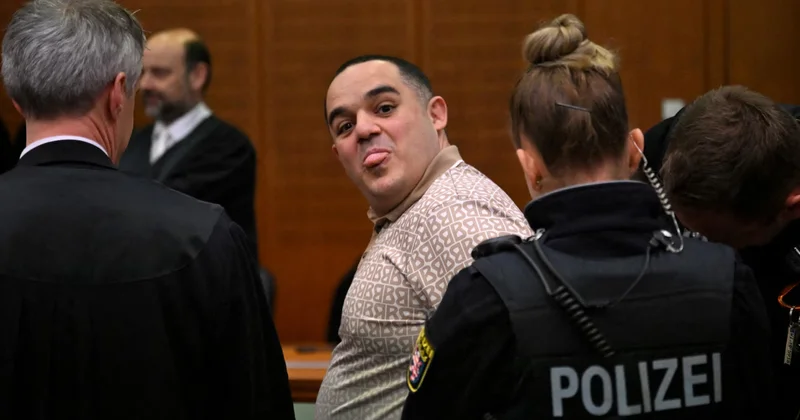 Кому показывает язык украинец, который работал на Россию? объектив