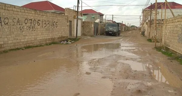 Suraxanıda evləri çirkab suları basdı Video