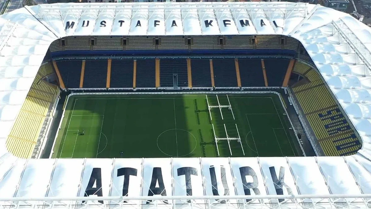 Şükrü Saracoğlu stadionunun dam örtüyünün üzərinə Atatürkün adı həkk olunub