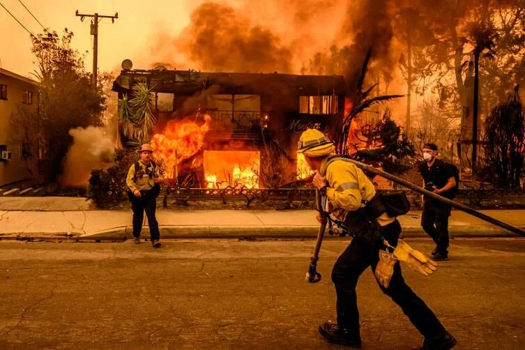 Cəhənnəmə dönən LosAncelesdə yanmayan tək ev: Amerika bu görüntülərdən danışır FOTO