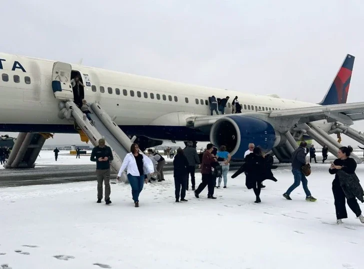 Экстренная эвакуация: самолет Delta загорелся на взлетной полосе в США Новости Азербайджана