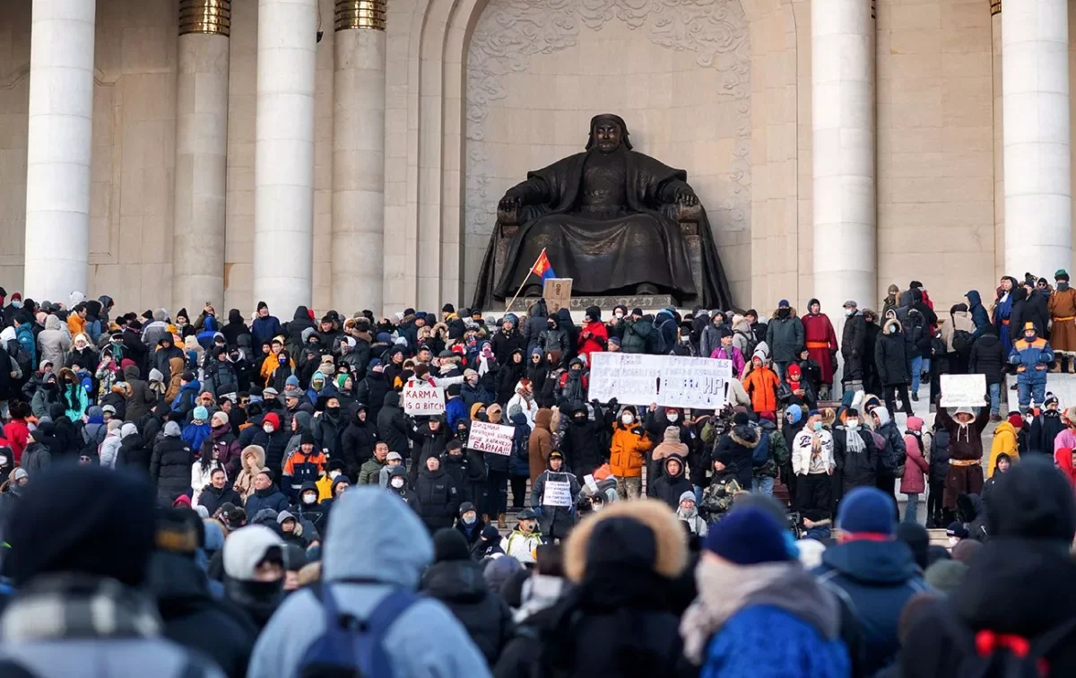 Одиночный пикет в УланБаторе вылился в массовые протесты