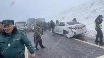 На трассе ЕреванГюмри столкнулись до 30 автомобилей