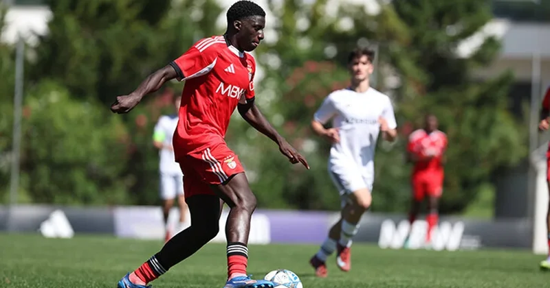 “Barselona” “Benfika”nın gənc sağ cinah müdafiəçisini izləyir