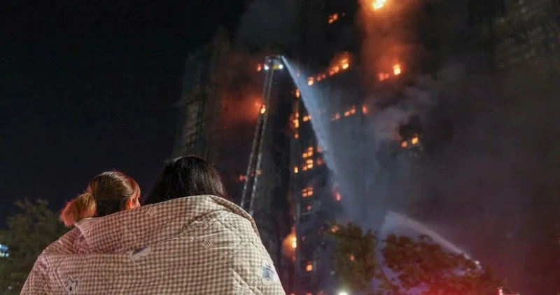 Honkonqda çoxmərtəbəli binada yanğın olub