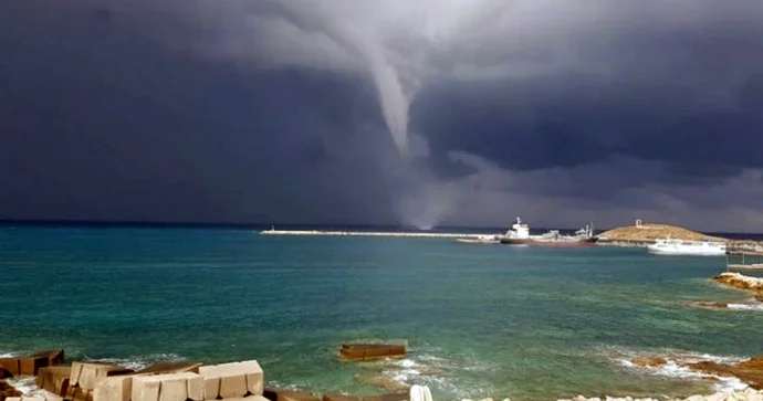 Hava limanında tornado 3 təlim təyyarəsini aşırıb