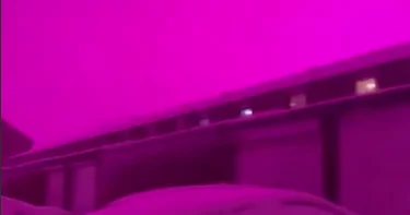 Британский Бирмингем удивил жителей неоново розовым небом ВИДЕО