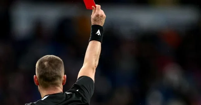 Hakim azarkeşə qırmızı vərəqə göstərdi