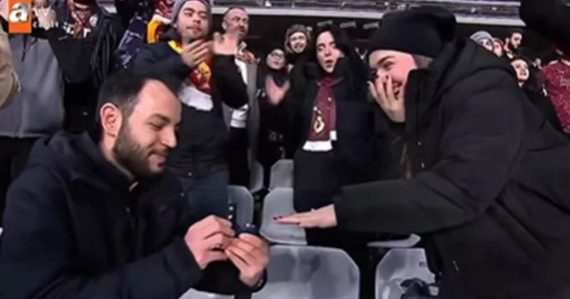 Derbi zamanı sevgilisinə evlilik təklif etdi Video